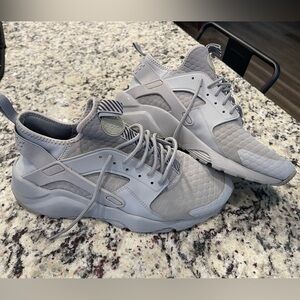 Nike Huarache solid grey Mens size 10